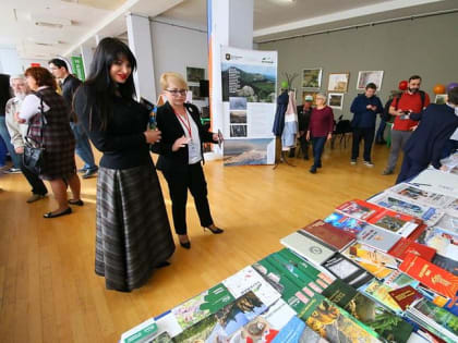 Ирина Текслер купила подарок сыну на челябинской книжной ярмарке