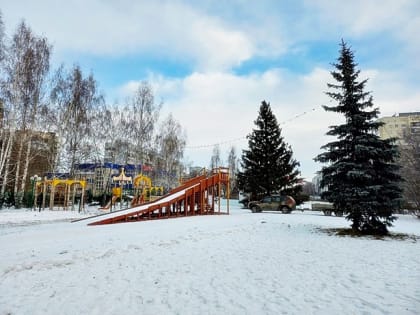 В новогоднем городке на пр. Карла Маркса продолжается работа