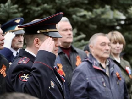 Сотрудники полиции обеспечили охрану общественного порядка, а также приняли участие в воинском ритуале «Вечерняя Зоря»