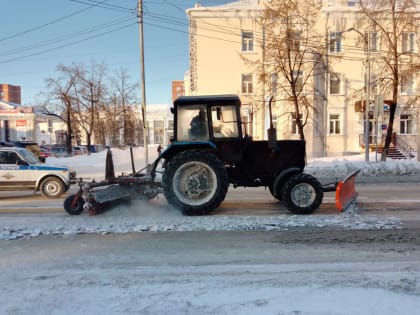 В Копейске продолжаются работы по расчистке дорог и тротуаров