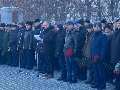 К памятнику «Доблестным сынам Отечества» возложили цветы и венки