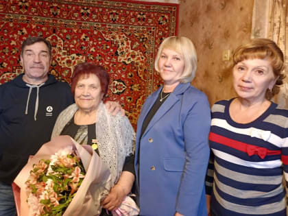 Один из старейших работников ДК «Октябрь» заведующий хозяйством Кислицына Анна Николаевна отметила свое 90-летие