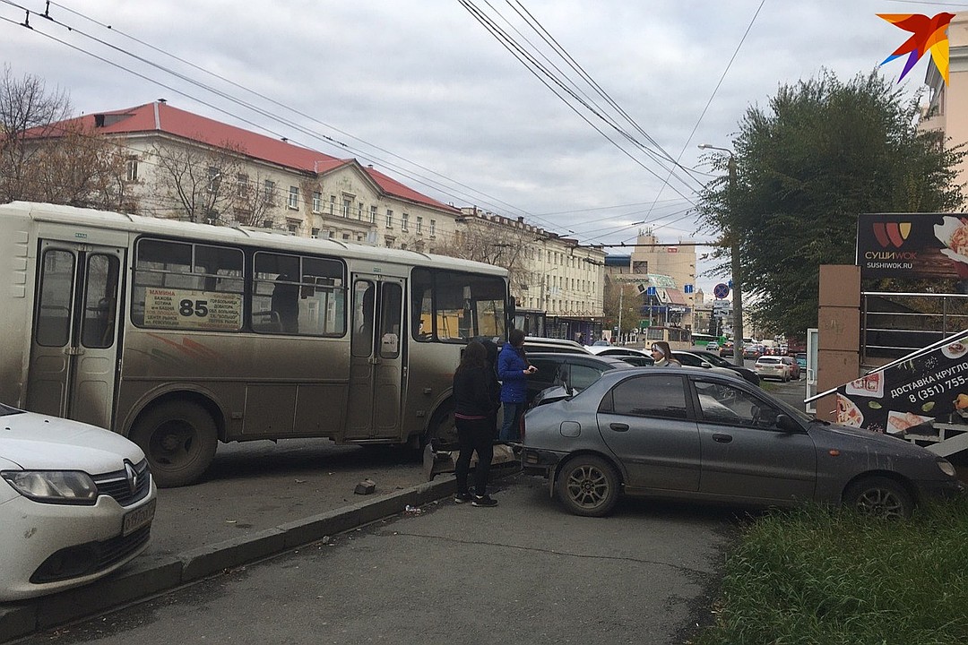 Едем челябинск. 85 Автобус Челябинск. ДТП на Свердловском проспекте в Челябинске сегодня. ДТП на Свердловском проспекте Челябинск 23.03.2021.