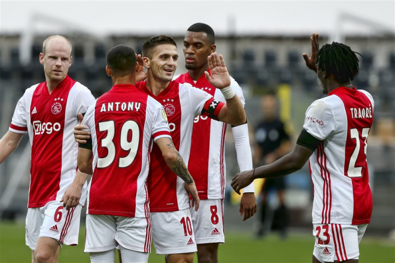 28-11-2010: Voetbal: VVV Venlo - Ajax: Venlo (L-R) Gregory van der