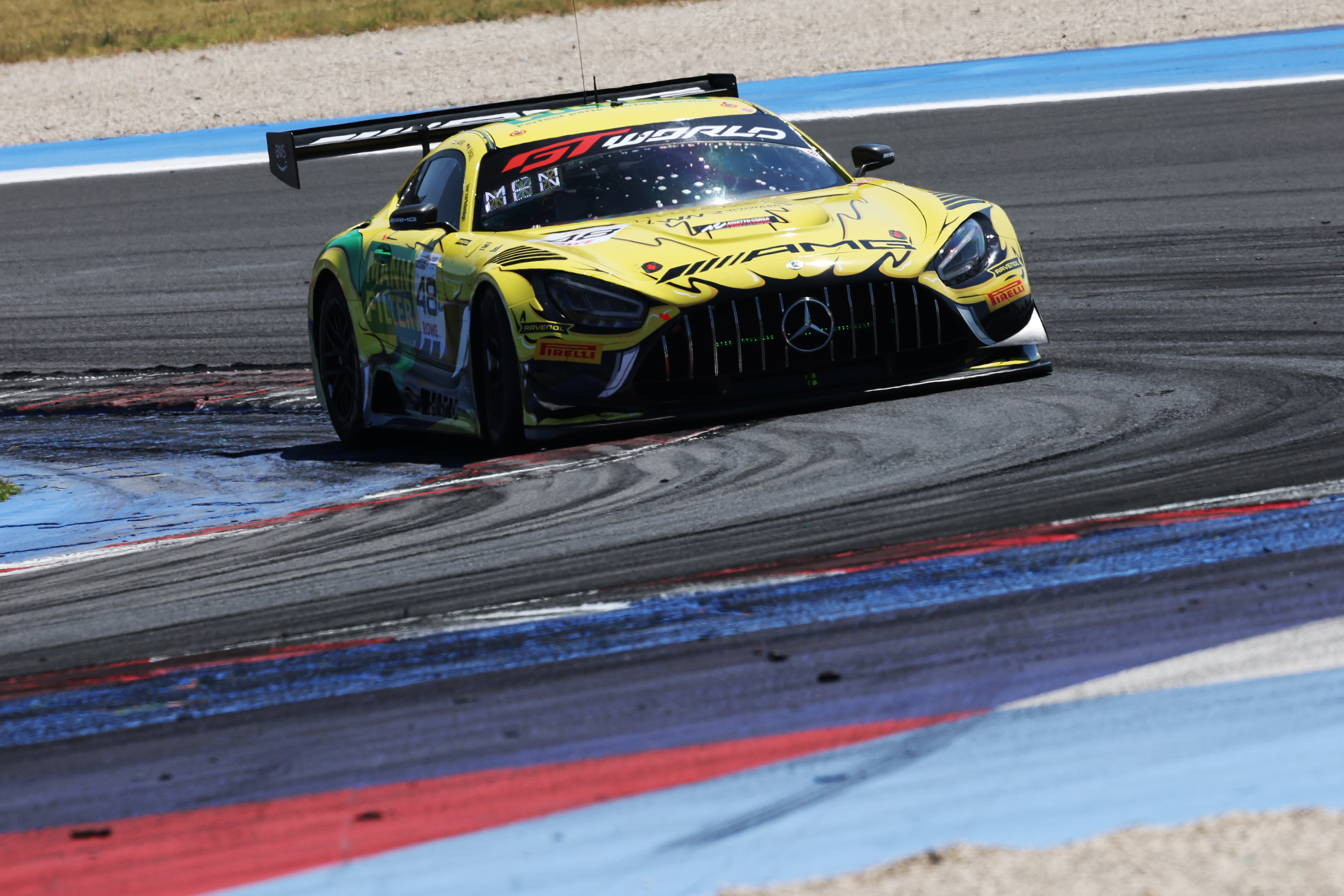 Maro Engel en Auer in GT World Challenge-bolide op het circuit van Misano