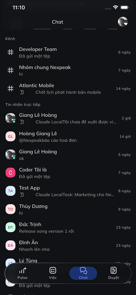 Chat nội bộ theo kênh và tin nhắn trực tiếp, gửi tệp và trạng thái online.