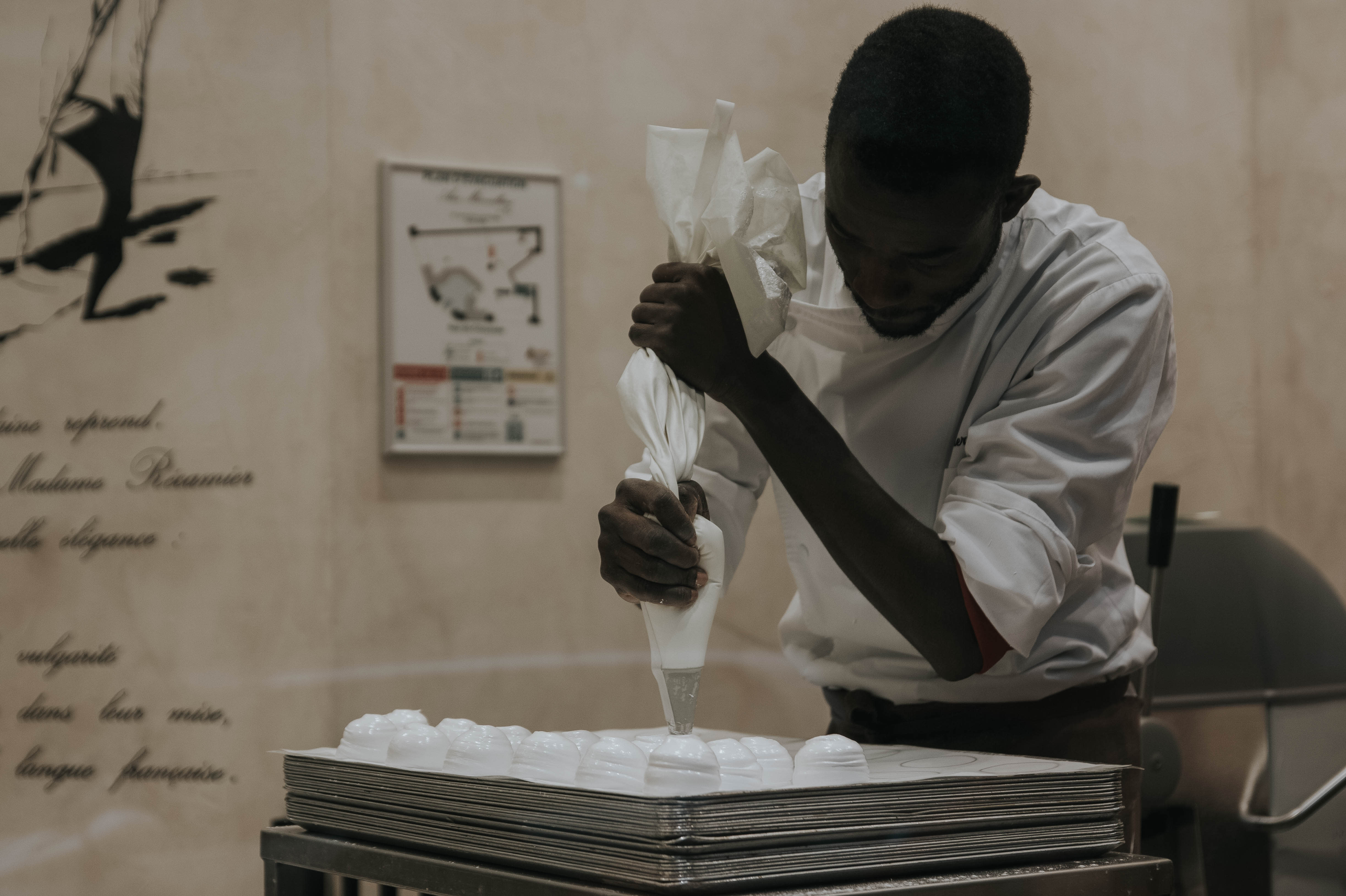 Patisserie chef piping