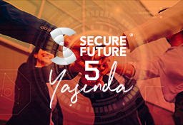 Secure Future Beş Yaşında Kocaman Mutlu Bir Aile Oldu