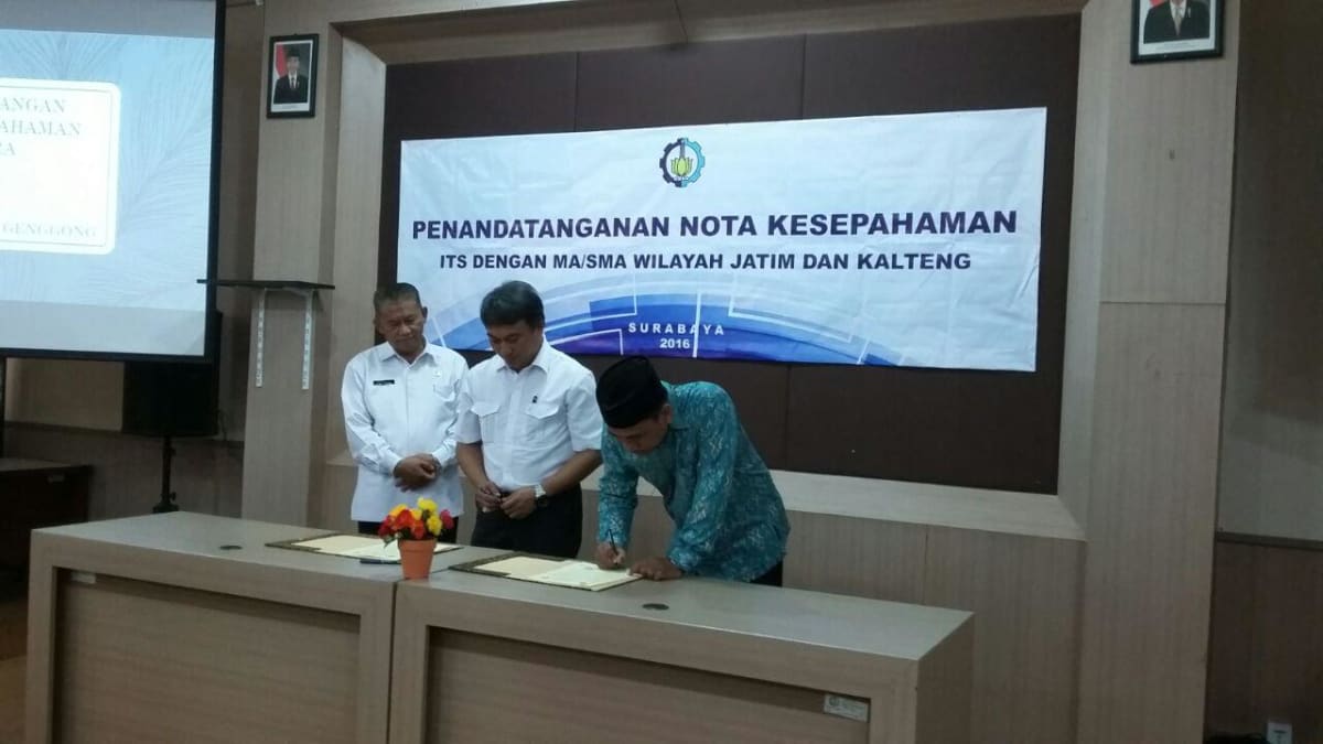 MA. Zainul Hasan1 Genggong, menandatangani MOU-MOA dengan kampus ITS Surabaya