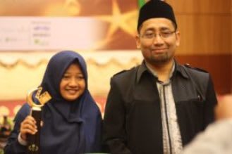 KETUM MUI DR KH. MA’RUF AMIN MENYERAHKAN PIALA JUARA 1 FILM PENDEK KEPADA MA. ZAINUL HASAN 1 GENGGONG
