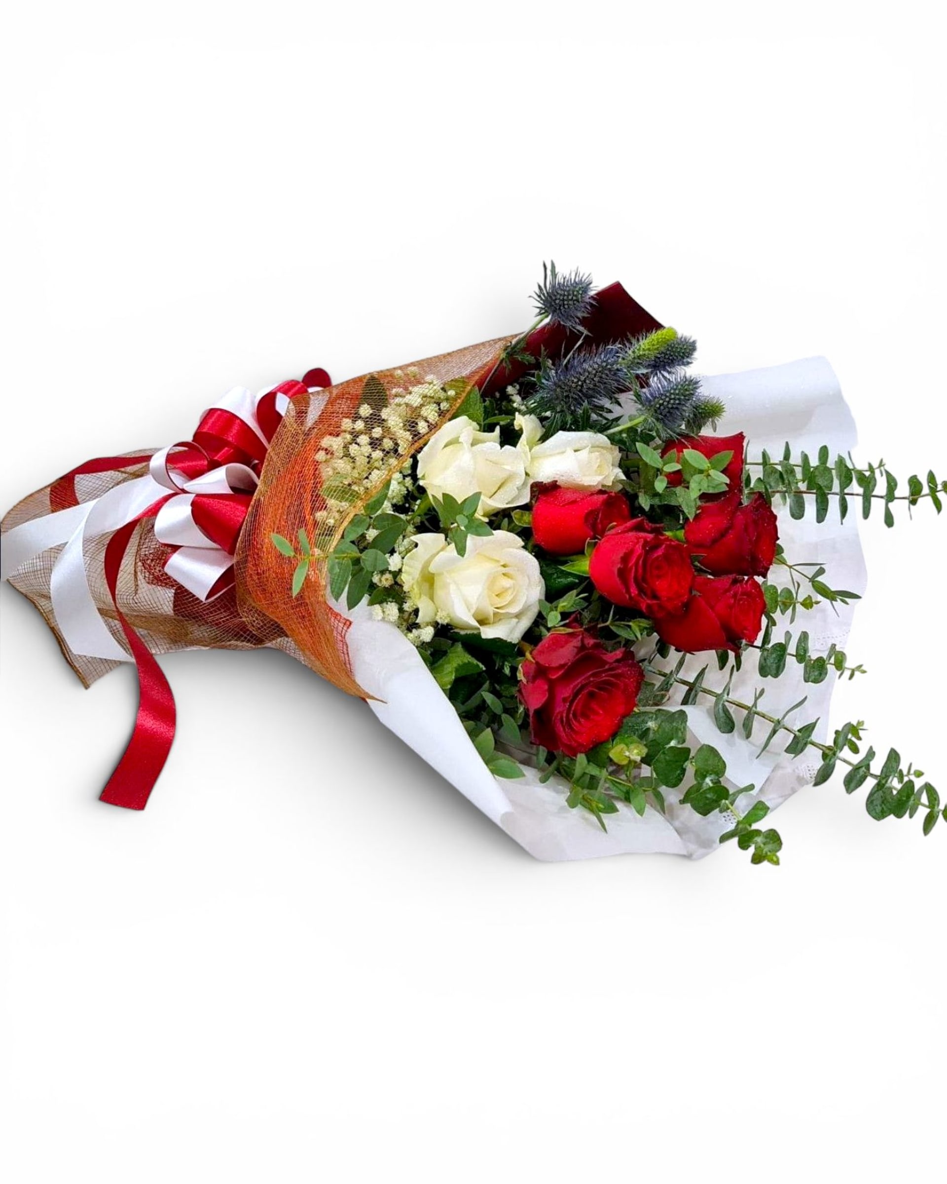 ช่อกุหลาบแดง-ขาวและดอกหนามฟ้า "Bold Romance"