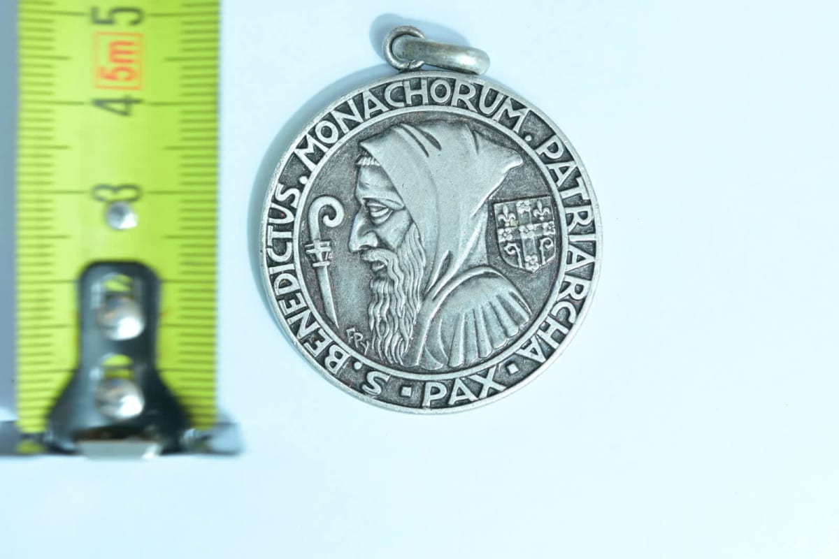 Ancienne médaille religieuse Fernand PY art déco medal large Benoit exorciste - Image 1
