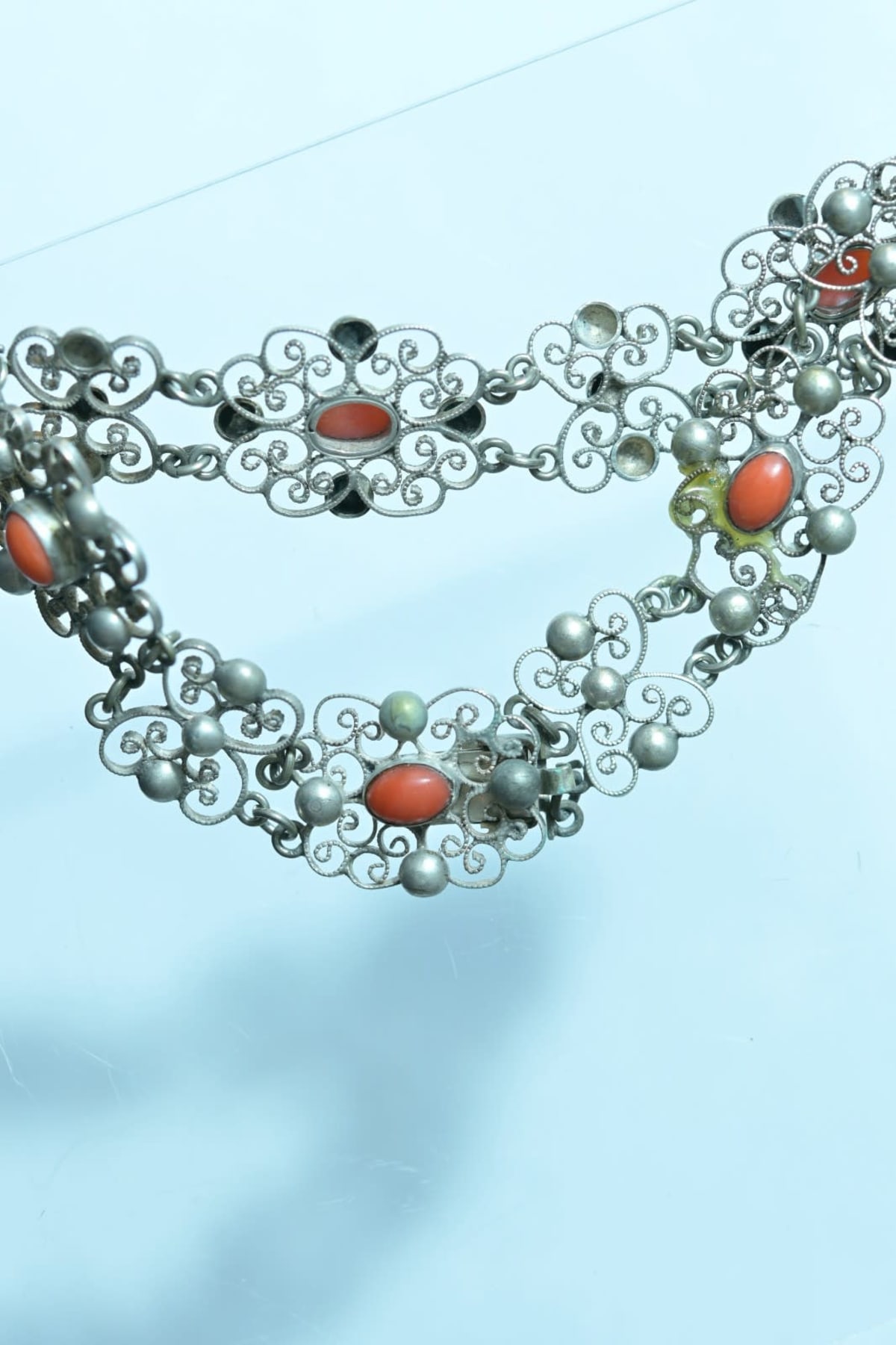 Ancien bracelet en argent ajouré filigrané perles pierre rouge - Image 1