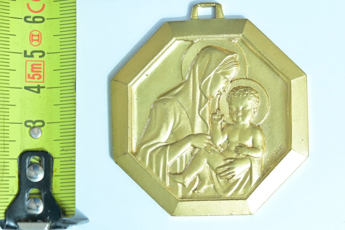 Grande médaille religieuse bronze doré art déco Hochard Vierge Marie Jésus - Image 1