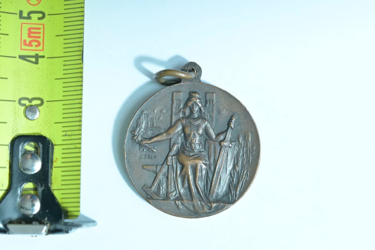 Ancienne médaille religieuse solidarité art nouveau Sola Catalogne bronze 1906 - Image 1