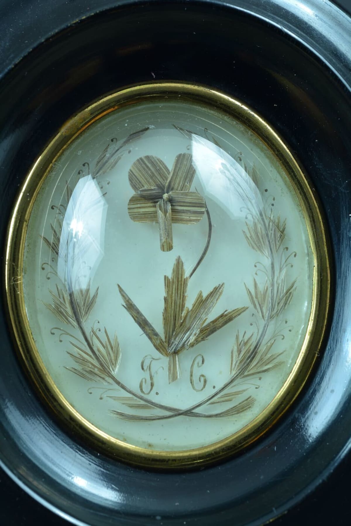 Ancien reliquaire travail de cheveux fleur MOURNING HAIR SOUVENIR patronyme - Image 1