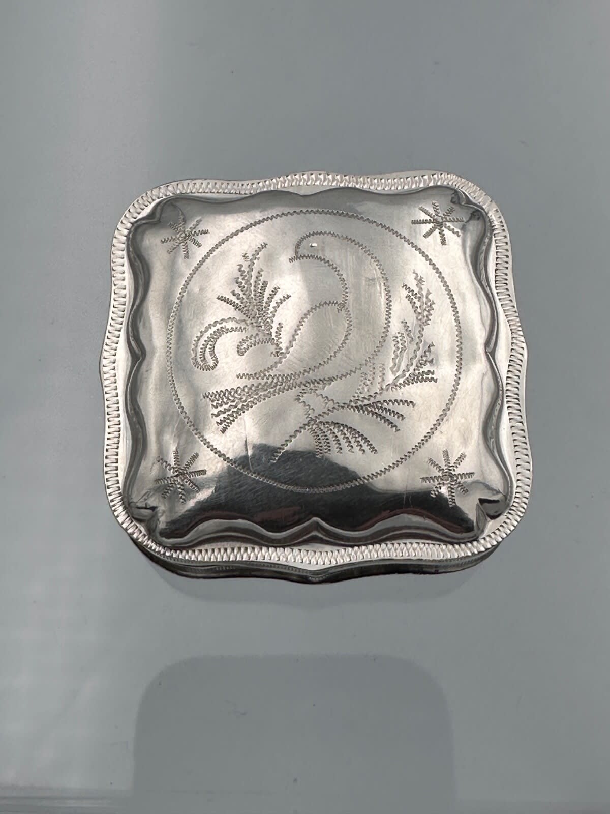 Ancienne boite pillule argent massif oiseaux gravé Pays-Bas Cornelis Hooijkaas - Image 1