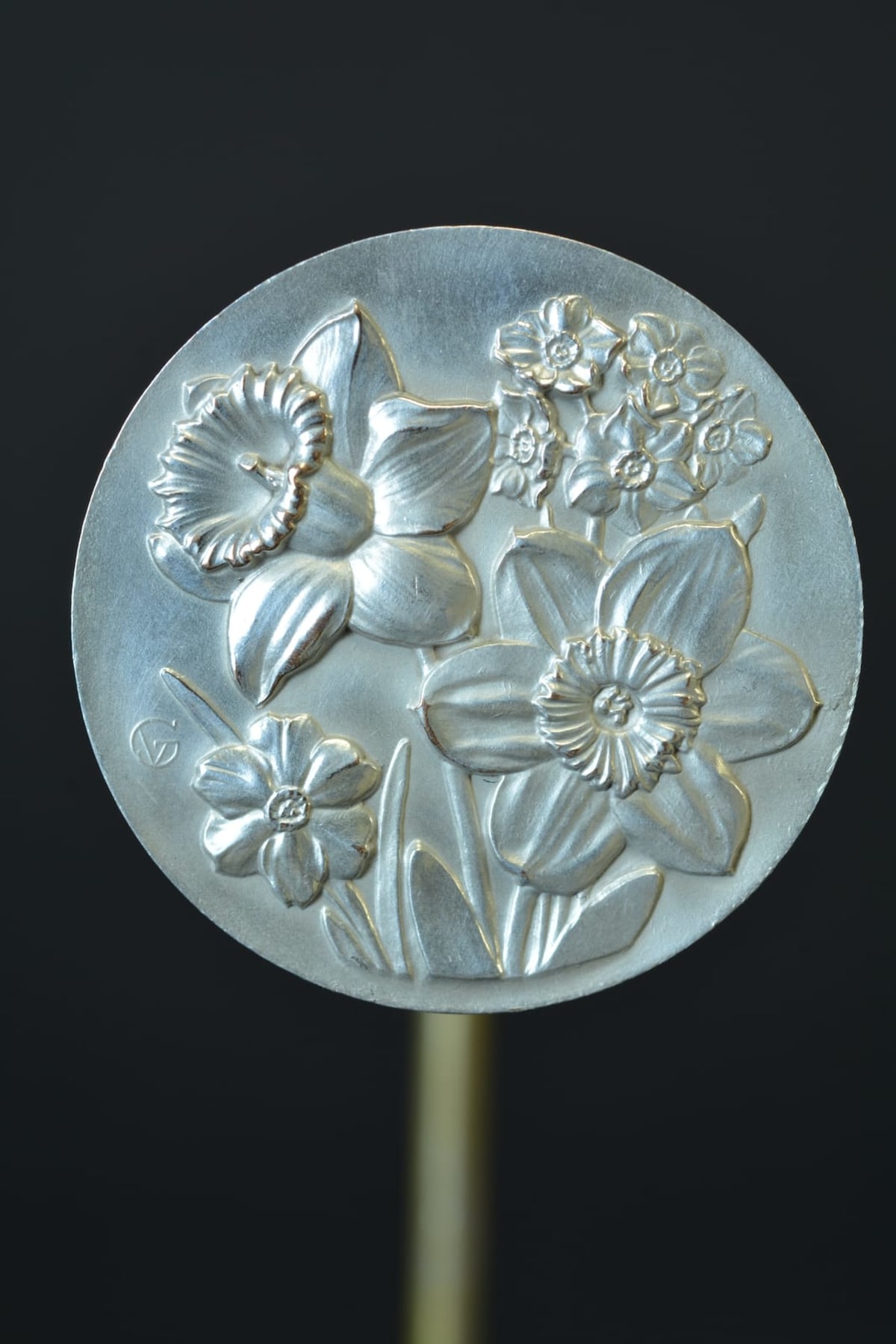 Ancienne broche Art Déco en bronze argenté fleurs signée GV bijou ancien - Image 1