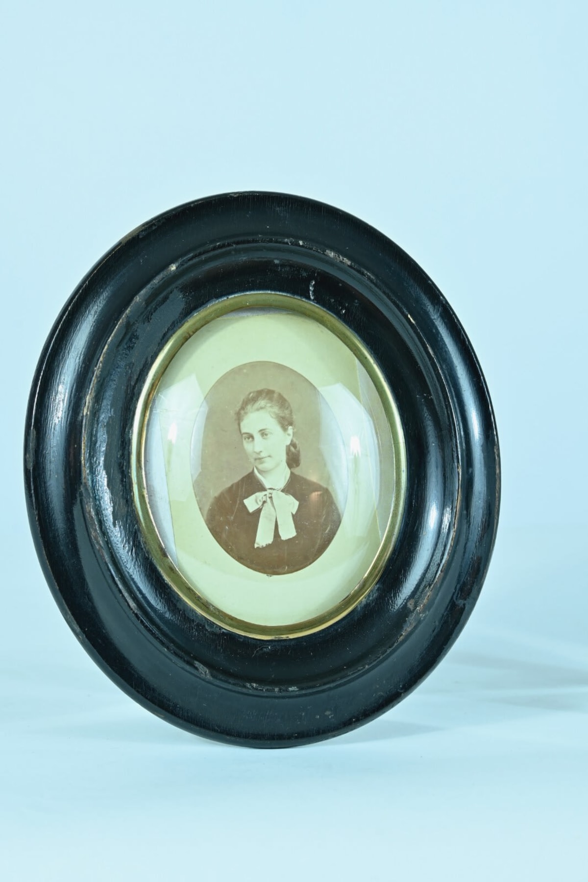 Ancien cadre photo ovale Napoléon III bois noirci pour de jeune femme Caron Nancy - Image 1