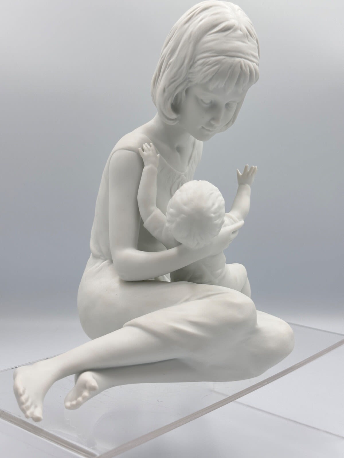 Statuette figurine Allemagne femme berçant son enfant tendre porcelaine Kaiser - Image 1