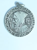 Ancienne médaille religieuse Fernand PY art déco medal large Benoit exorciste - Miniature 3