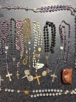 1 lot de 11 chapelets anciens croix perles verre en couleur nacre 55 cm rosary - Miniature 1