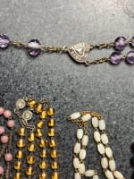 1 lot de 11 chapelets anciens croix perles verre en couleur nacre 55 cm rosary - Miniature 3