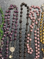 1 lot de 11 chapelets anciens croix perles verre en couleur nacre 55 cm rosary - Miniature 6