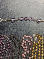 1 lot de 11 chapelets anciens croix perles verre en couleur nacre 55 cm rosary - Miniature 7