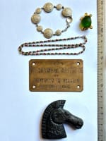 Ancien lot bijoux vitrine tortue bracelet Kelt collier perles plaque militaire - Miniature 1