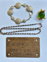 Ancien lot bijoux vitrine tortue bracelet Kelt collier perles plaque militaire - Miniature 2