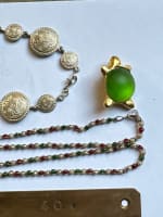 Ancien lot bijoux vitrine tortue bracelet Kelt collier perles plaque militaire - Miniature 5