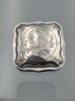 Ancienne boite pillule argent massif oiseaux gravé Pays-Bas Cornelis Hooijkaas - Miniature 1