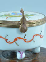 Charmant boite porcelaine au chinois signée L C monture laiton violon - Miniature 1