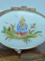 Charmant boite porcelaine au chinois signée L C monture laiton violon - Miniature 2