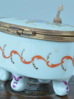 Charmant boite porcelaine au chinois signée L C monture laiton violon - Miniature 4