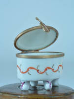 Charmant boite porcelaine au chinois signée L C monture laiton violon - Miniature 5