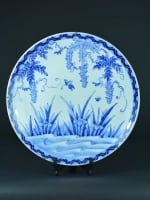 Ancien grand plat blanc bleu signé Japon Edo Meiji décor papillon étang XIXe 46 cm - Miniature 9