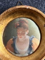 Ancien cadre miniature bois doré vintage tissu imprimé portrait jeune femme - Miniature 1