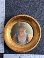 Ancien cadre miniature bois doré vintage tissu imprimé portrait jeune femme - Miniature 3