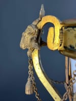 Ancienne grande lampe pétrole bronze Louis XVI béliers chaine parfum athénienne - Miniature 6