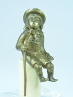 Ancien petit garçon sujet en bronze assis sur un socle canne chapeau XIXe - Miniature 1
