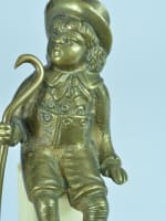 Ancien petit garçon sujet en bronze assis sur un socle canne chapeau XIXe - Miniature 7