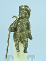 Ancien petit garçon sujet en bronze assis sur un socle canne chapeau XIXe - Miniature 9