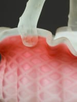 Ancien panier pâte de verre framboise art déco réticulé anse aumônière glass - Miniature 7