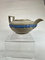 Ancienne rare théière Staffordshire faïence fine frise bleu signé Wedgwood - Miniature 1