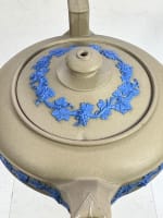 Ancienne rare théière Staffordshire faïence fine frise bleu signé Wedgwood - Miniature 3