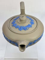 Ancienne rare théière Staffordshire faïence fine frise bleu signé Wedgwood - Miniature 4