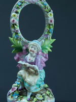 Ancienne figurine allemande style Meissen porte photo miroir menu Dresden XXe - Miniature 2