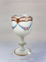 Ancien verre gobelet calice en opaline blanche XIXe peint doré - Miniature 2